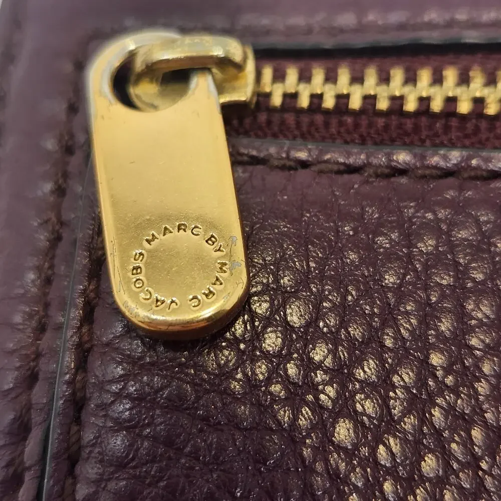 Marc by Marc Jacobs Classic Q Bifold Wallet Single Snap Closure Maroon Leather - Picture 4 of 7